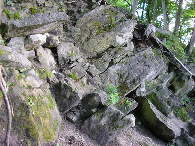 Dolomite_rocks_at_Kaali_main_crater_1.jpg